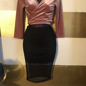 Body central black fish net pencil skirt.